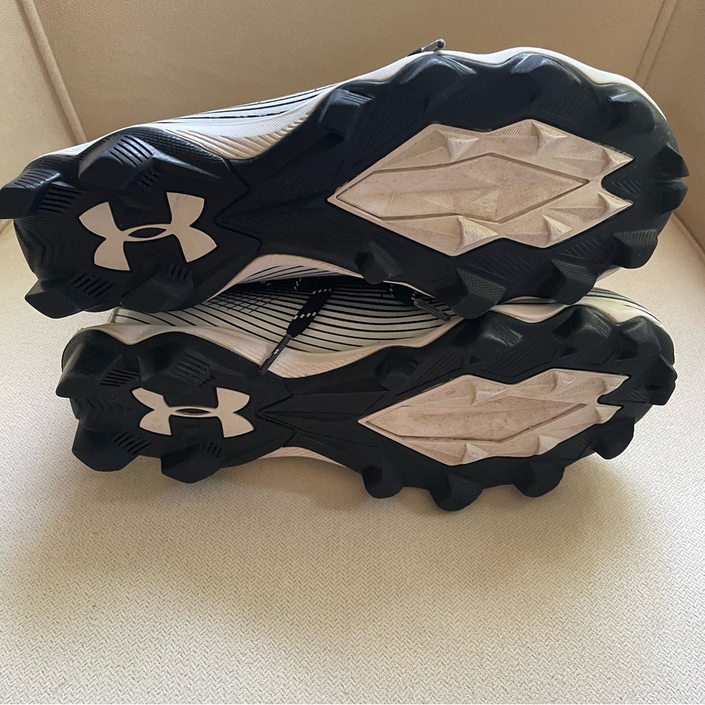 Under Armour Black and White Boys Baseball Cleats, Size 7 Big Boy - Picture 2 of 5